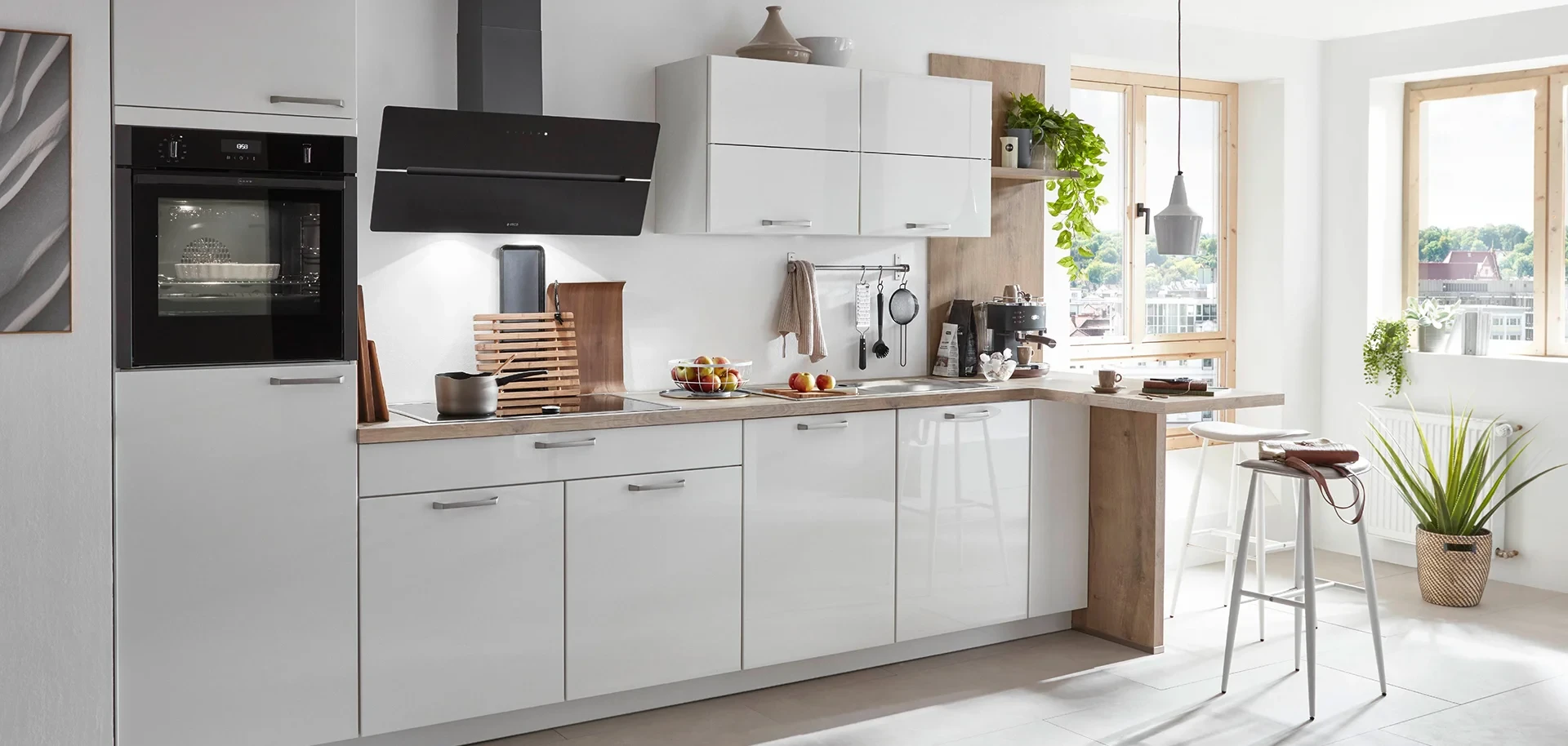 Cuisine blanche brillante avec îlot central