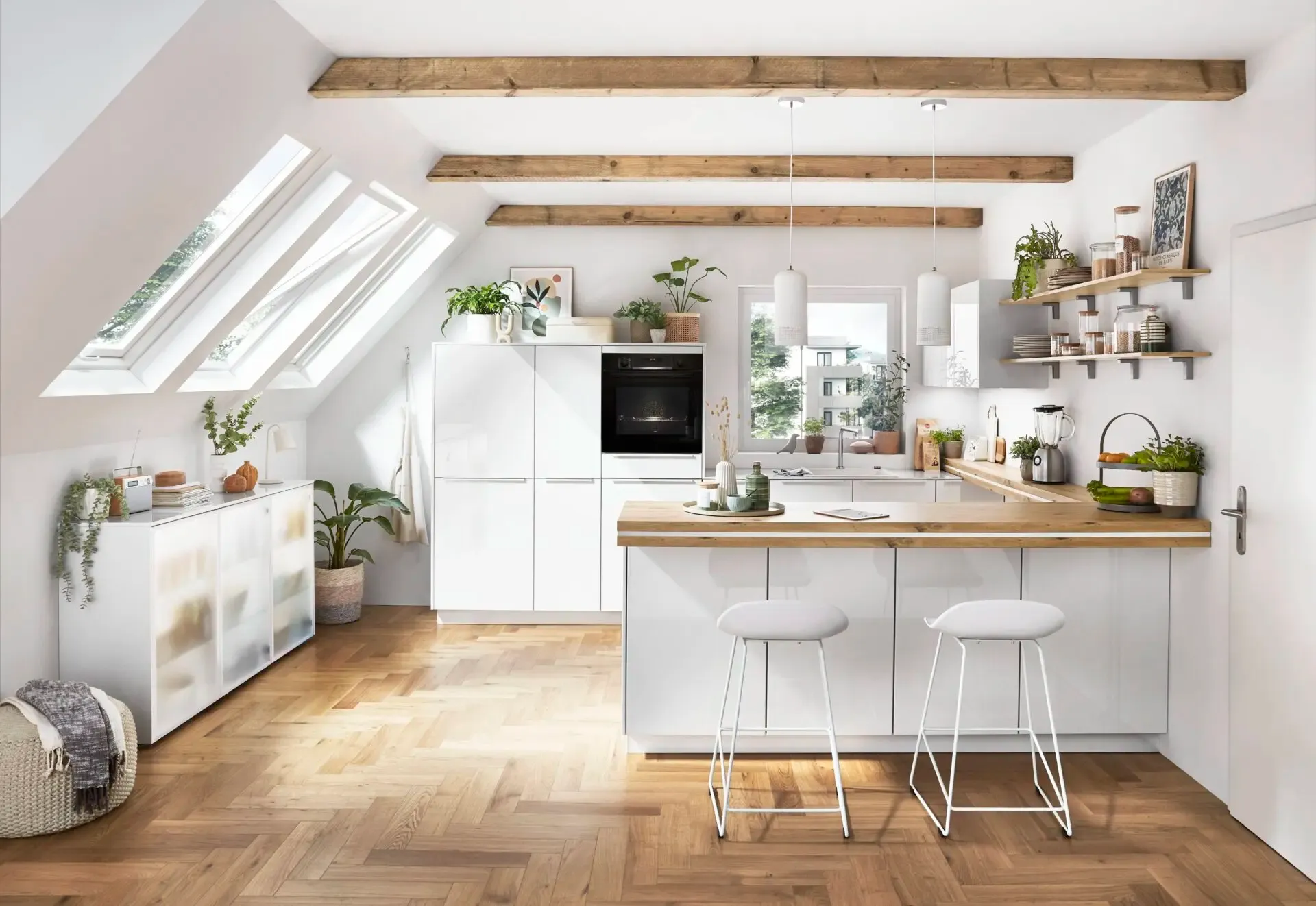 Cuisine blanche et bois aménagée sous une pente avec fenêtres de toit