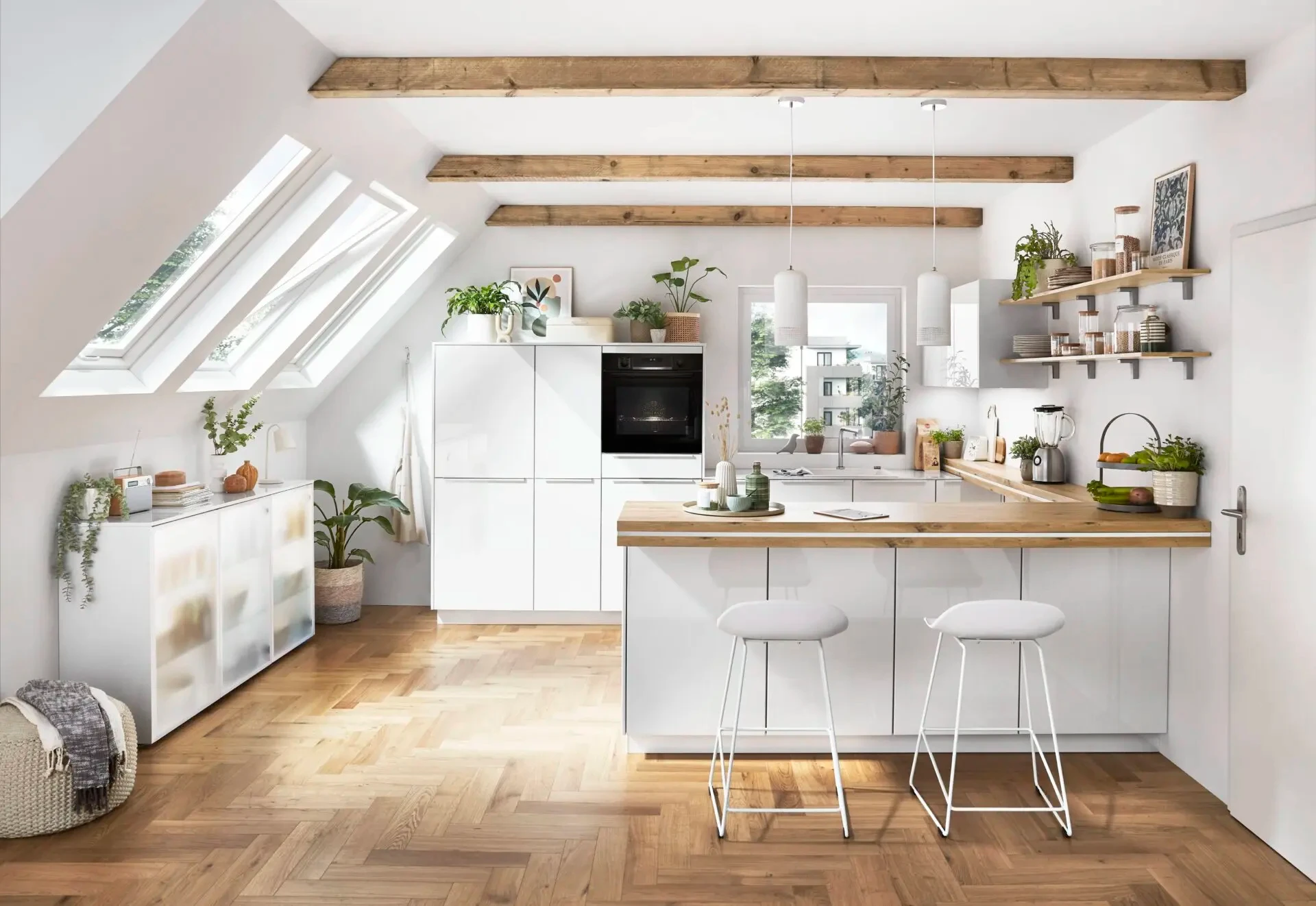 Cuisine blanche et bois aménagée sous une pente avec fenêtres de toit