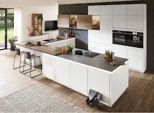 Cuisine équipée contemporaine avec îlot central, meubles blancs, électroménager intégré et finitions bois
