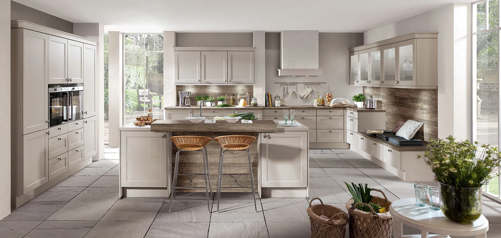 Cuisine cottage beige avec îlot central et façades moulurées
