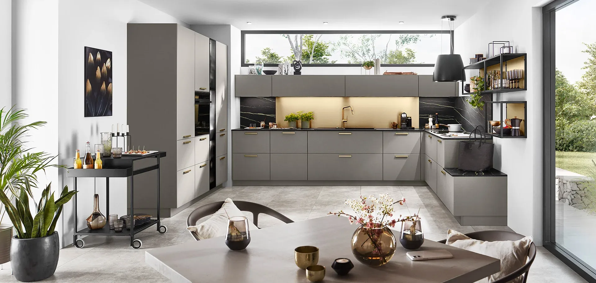 Cuisine grise ouverte avec rangements muraux et table au premier plan