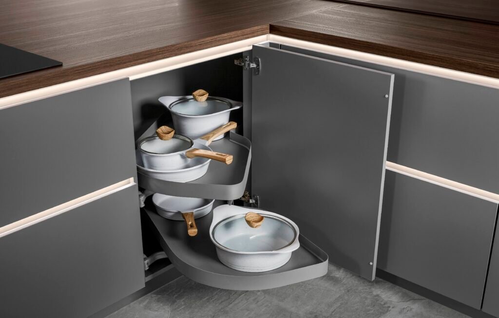 Meuble d'angle de cuisine avec plateau sortie complète
Plateau pivotant à sortie complète