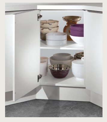 Meuble d'angle de cuisine avec étagères