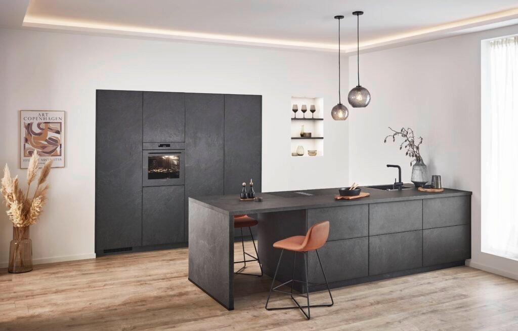Cuisine équipée
Cuisiniste Narbonne
Cuisine Béton noire
cuisine noire
Ilot central