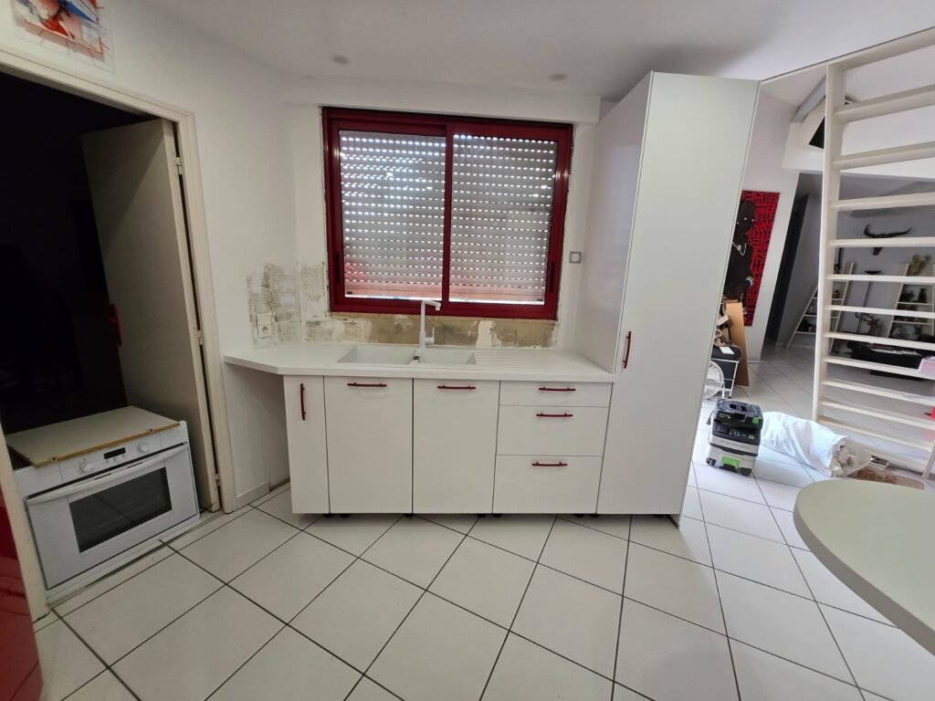 Rénovation de cuisine à Narbonne
Cuisine Blanche et rouge 
Cuisiniste Narbonne
Cuisiniste à domicile Narbonne
Cuisiniste qui se déplace à domicile Narbonne