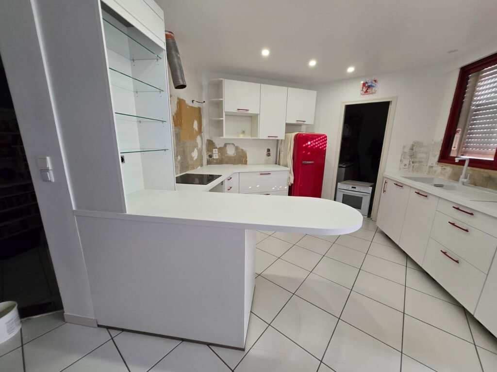 Rénovation de cuisine à Narbonne
Cuisine Blanche et rouge 
Cuisiniste Narbonne
Cuisiniste à domicile Narbonne
Cuisiniste qui se déplace à domicile Narbonne