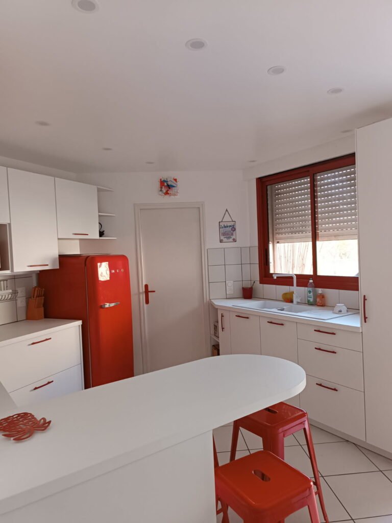Rénovation de cuisine à Narbonne
Cuisine Blanche et rouge 
Cuisiniste Narbonne
Cuisiniste à domicile Narbonne
Cuisiniste qui se déplace à domicile Narbonne
