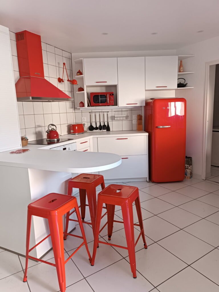 Rénovation de cuisine à Narbonne
Cuisine Blanche et rouge 
Cuisiniste Narbonne
Cuisiniste à domicile Narbonne
Cuisiniste qui se déplace à domicile Narbonne