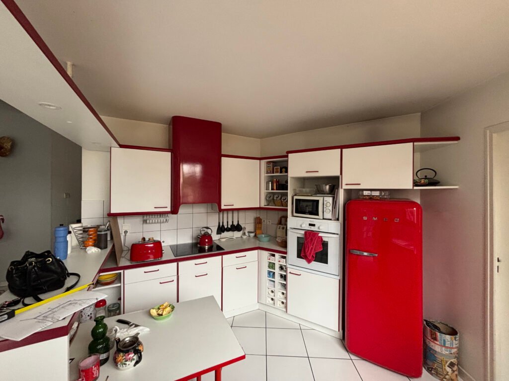 Rénovation de cuisine à Narbonne
Cuisine Blanche et rouge 
Cuisiniste Narbonne
Cuisiniste à domicile Narbonne
Cuisiniste qui se déplace à domicile Narbonne
