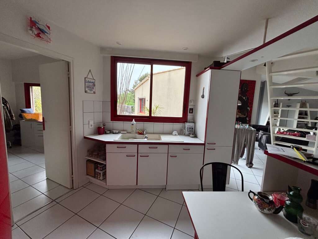 Rénovation de cuisine à Narbonne
Cuisine Blanche et rouge 
Cuisiniste Narbonne
Cuisiniste à domicile Narbonne
Cuisiniste qui se déplace à domicile Narbonne
