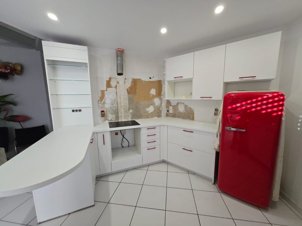 Rénovation de cuisine à Narbonne
Cuisine Blanche et rouge 
Cuisiniste Narbonne
Cuisiniste à domicile Narbonne
Cuisiniste qui se déplace à domicile Narbonne