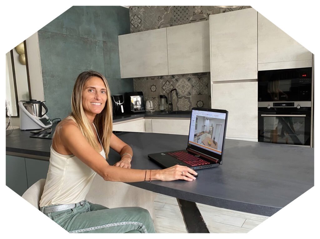 Externalisation de conception de cuisines pour professionnels 2 Dessinatrice de cuisine travaillant sur Winner Flex